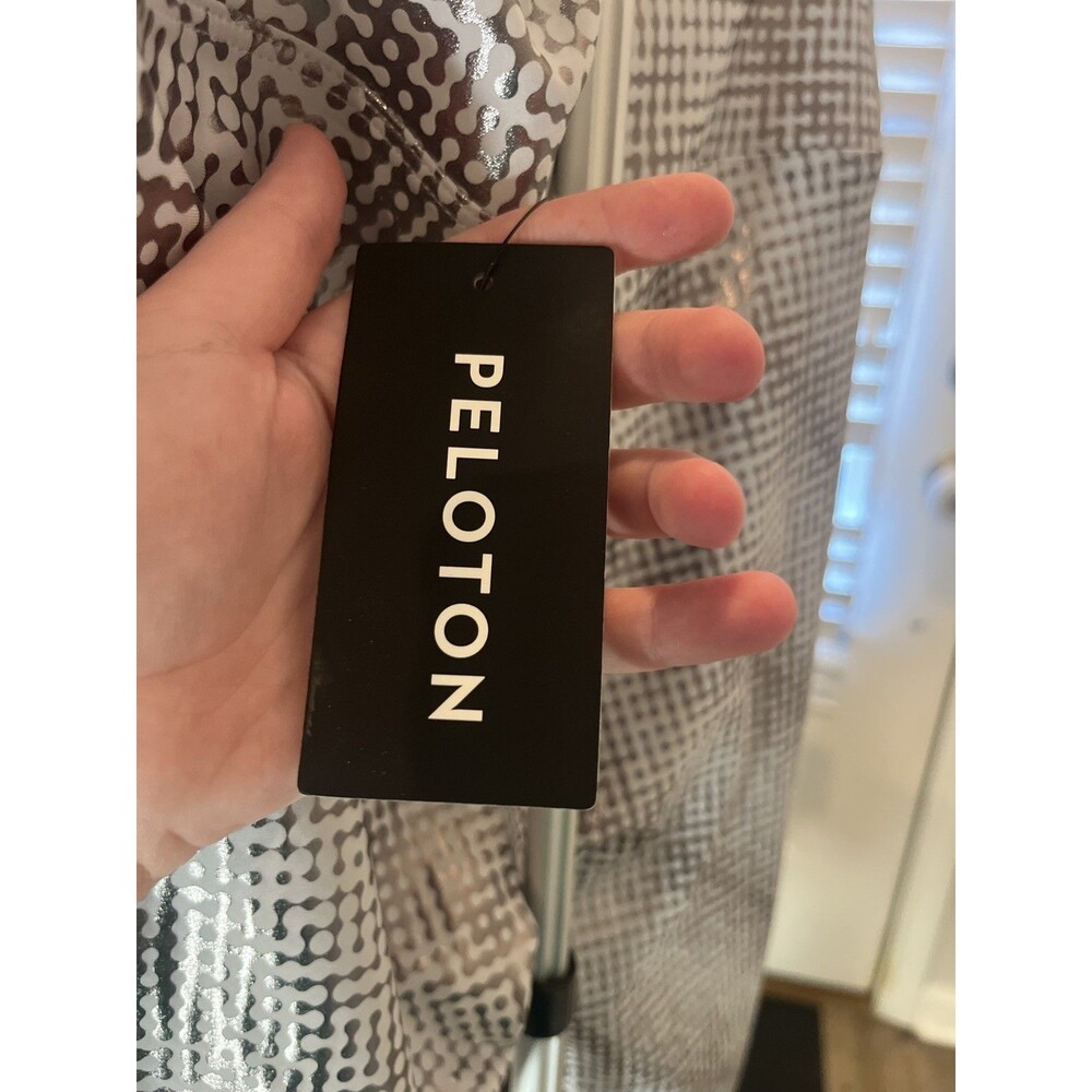 Peloton women’s leggings- Large- NWT-Show UP foil color - Picture 13 of 16
